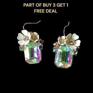 🌺Betsey Johnson Floral Iridescent Stone Earrings - NWOT🌺